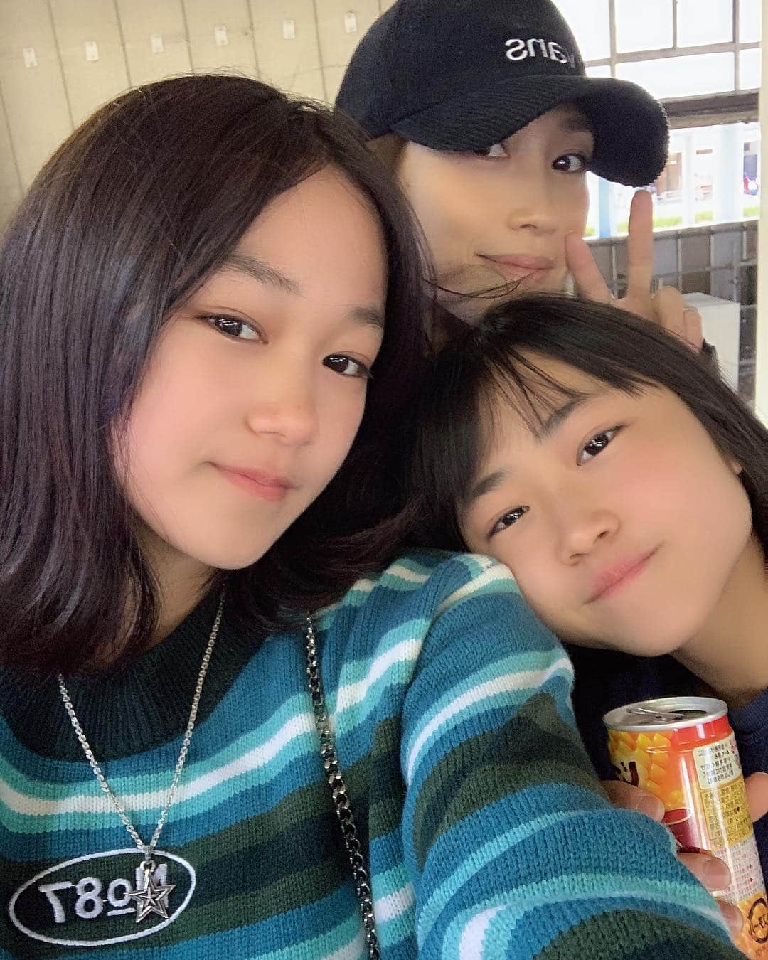 NANAさんのインスタグラム写真 - (NANAInstagram)「今日は3人でお出かけ‪‪❤︎‬" ☆ まる子久しぶりに髪の毛切りました✂️ ☆ なんかさ、写真撮るとほんっと2人とも大人っぽくなって母ちゃんウルウルしちゃうわけよ🥺 ☆ あー可愛い😩ビバ親バカ(笑) ☆ 今日は沢山投稿しまーすwww🙋🏽‍♀️ ☆ ☆ #親バカ#姉妹#姉妹ママ#娘コーデ#カジュアル#jk#love#happy#stussy#champion#girls#sistersister#中学生#高校生#母ちゃん幸せ#娘#母娘#姉妹コーデ」3月21日 13時36分 - nana1977hs