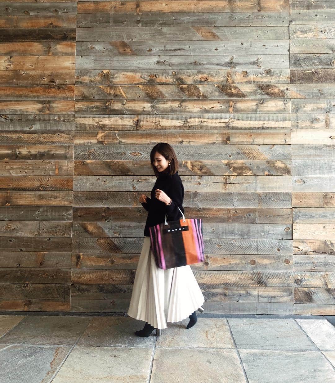 のインスタグラム：「.﻿ ﻿ ﻿ #きょコ﻿ ﻿ ﻿ #knit / @gstarraw  #skirt / @casa_fline  #boots /﻿ @zara  #bag /﻿ @marni ﻿ ﻿ @hello_imyuk が たくさん撮ってくれた❤ CASA FLINEのプリーツスカートが可愛すぎてルンルン♪ ﻿ 今日みたいな暖かさが﻿ずっと続けばいいのになー🌞﻿ ﻿ #コーデ #今日のコーデ﻿ #155cm #155cmコーデ  #スカートコーデ #モノトーンコーデ #プリーツスカート #春コーデ #休日コーデ #お仕事コーデ #ジースターロウ #カーサフライン #ザラ #ザラジョ #マルニ #マルニバッグ #ニットブーツ #gstarraw #casafline #zara #marni #marnibag #ootd」