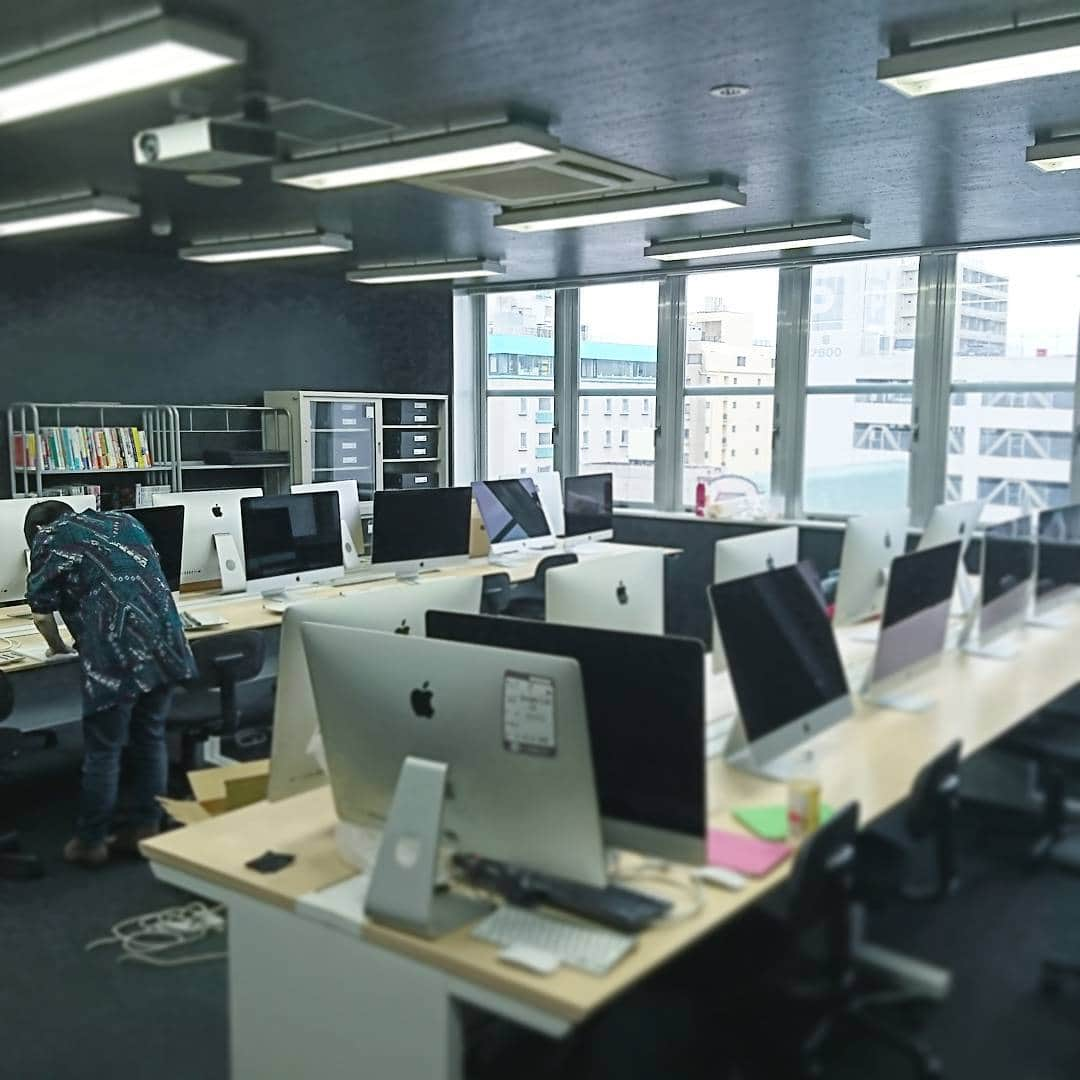 NCC新潟コンピュータ専門学校さんのインスタグラム写真 - (NCC新潟コンピュータ専門学校Instagram)「新校舎に移転中😁 #新校舎 #ncc #新潟コンピュータ専門学校 #引っ越し #古町 #デザイン #ラボ #mac #apple #パソコン」3月21日 13時58分 - ncc_niigata