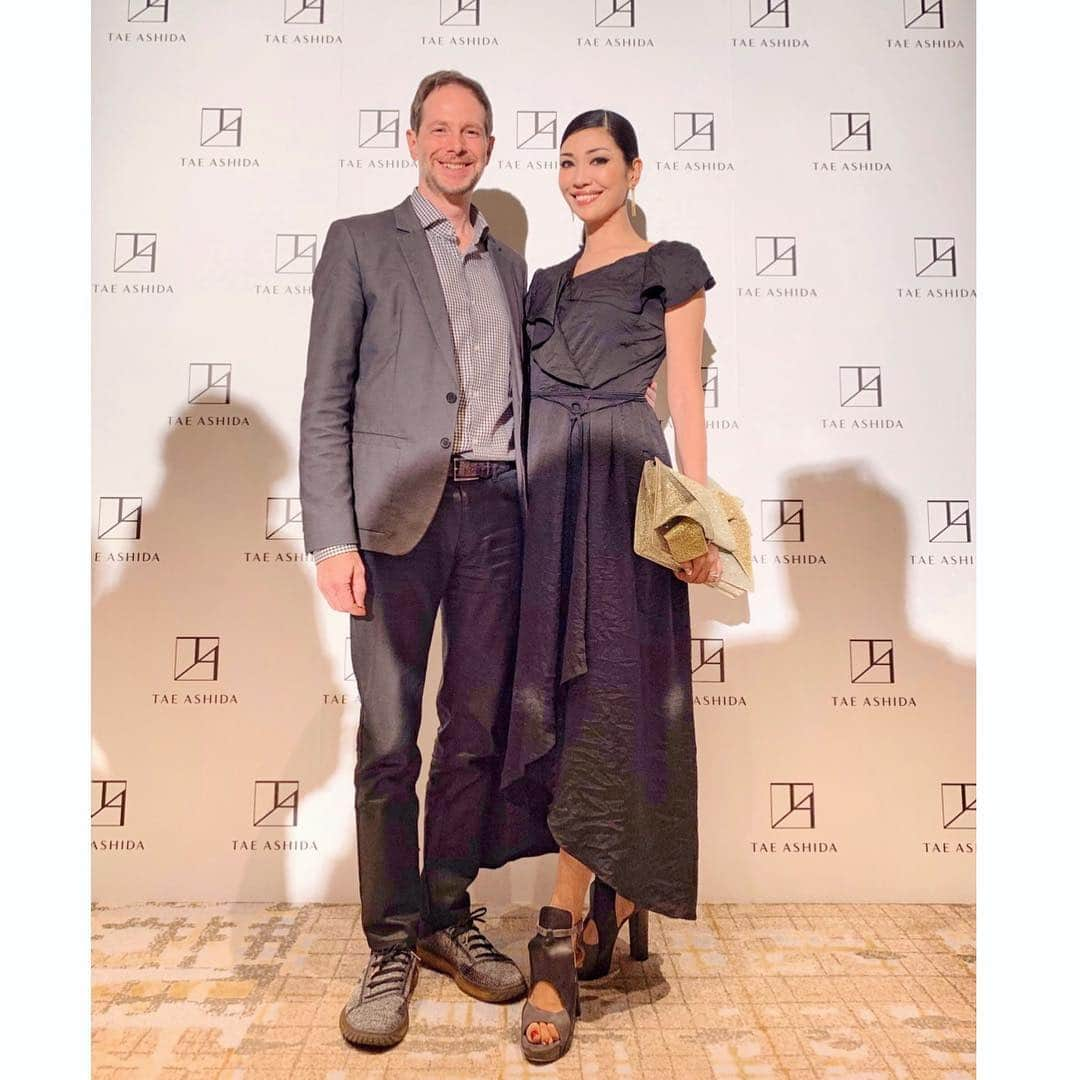 アンミカさんのインスタグラム写真 - (アンミカInstagram)「ASHIDA TAE 2019-20 秋冬コレクションに身を包んで👠✨ 機能的で、とても楽でありながら、女性の体を美しく見せる布使いは、所作も心も女性らしくなる✨ 。 #シワ加工の品ある光沢感がお気に入り #アシンメトリーなデザインか顔まわりをスッキリ見せて... #n21のゴールドとシルバーの輝きがリボンで結ばれたクラッチバックはお気に入り♫ #19時から21時までは読売テレビの体感奇跡のリアルタイムに出演します！ #taeahida @tae_ashida_official @numeroventuno #ootd #fashion #私服 #model」3月21日 13時54分 - ahnmikaofficial