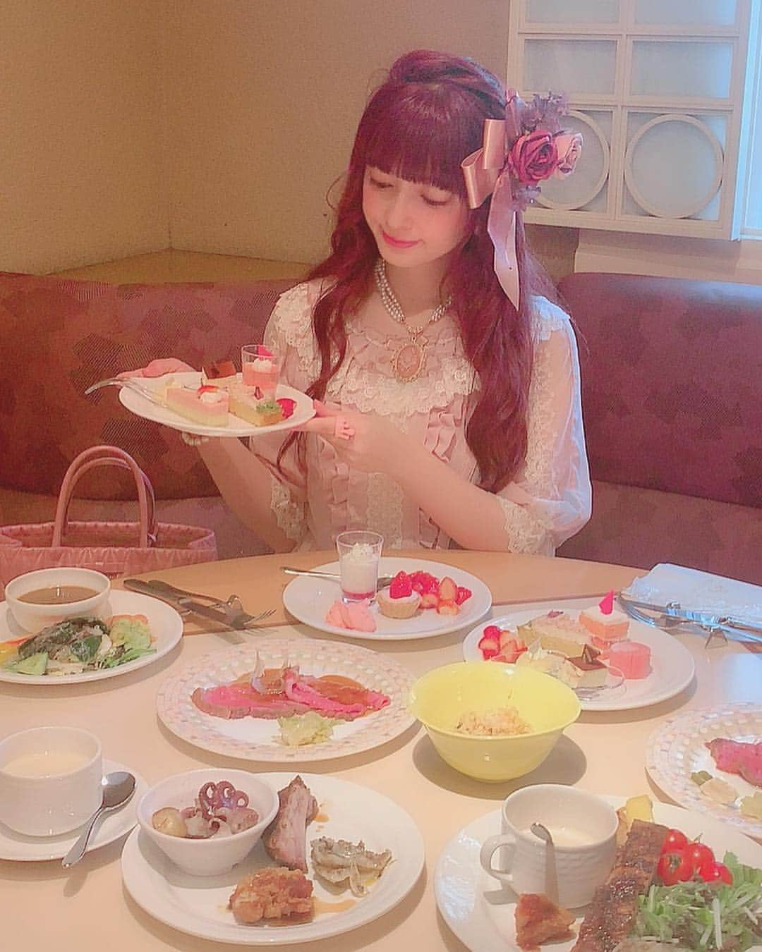 青木美沙子さんのインスタグラム写真 - (青木美沙子Instagram)「浦安ブライトンホテル東京ベイさんのネオビストロビュッフェ 春の食彩&桜色sweetsピクニック に行きました💓 ローストビーフやガーリックライス、桜のスイーツなどどれも美味しかった💓ディズニーついでに行きやすい場所だよ💓 #浦安ブライトンホテル東京ベイ  #ブュッフェ  #新浦安 #ホテルブュッフェ #ロリータファッション #桜スイーツ」3月21日 14時02分 - misakoaoki