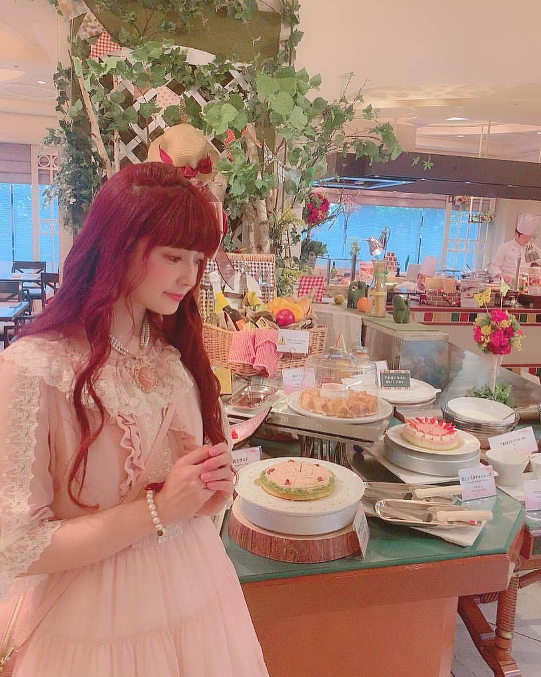 青木美沙子さんのインスタグラム写真 - (青木美沙子Instagram)「浦安ブライトンホテル東京ベイさんのネオビストロビュッフェ 春の食彩&桜色sweetsピクニック に行きました💓 ローストビーフやガーリックライス、桜のスイーツなどどれも美味しかった💓ディズニーついでに行きやすい場所だよ💓 #浦安ブライトンホテル東京ベイ  #ブュッフェ  #新浦安 #ホテルブュッフェ #ロリータファッション #桜スイーツ」3月21日 14時02分 - misakoaoki