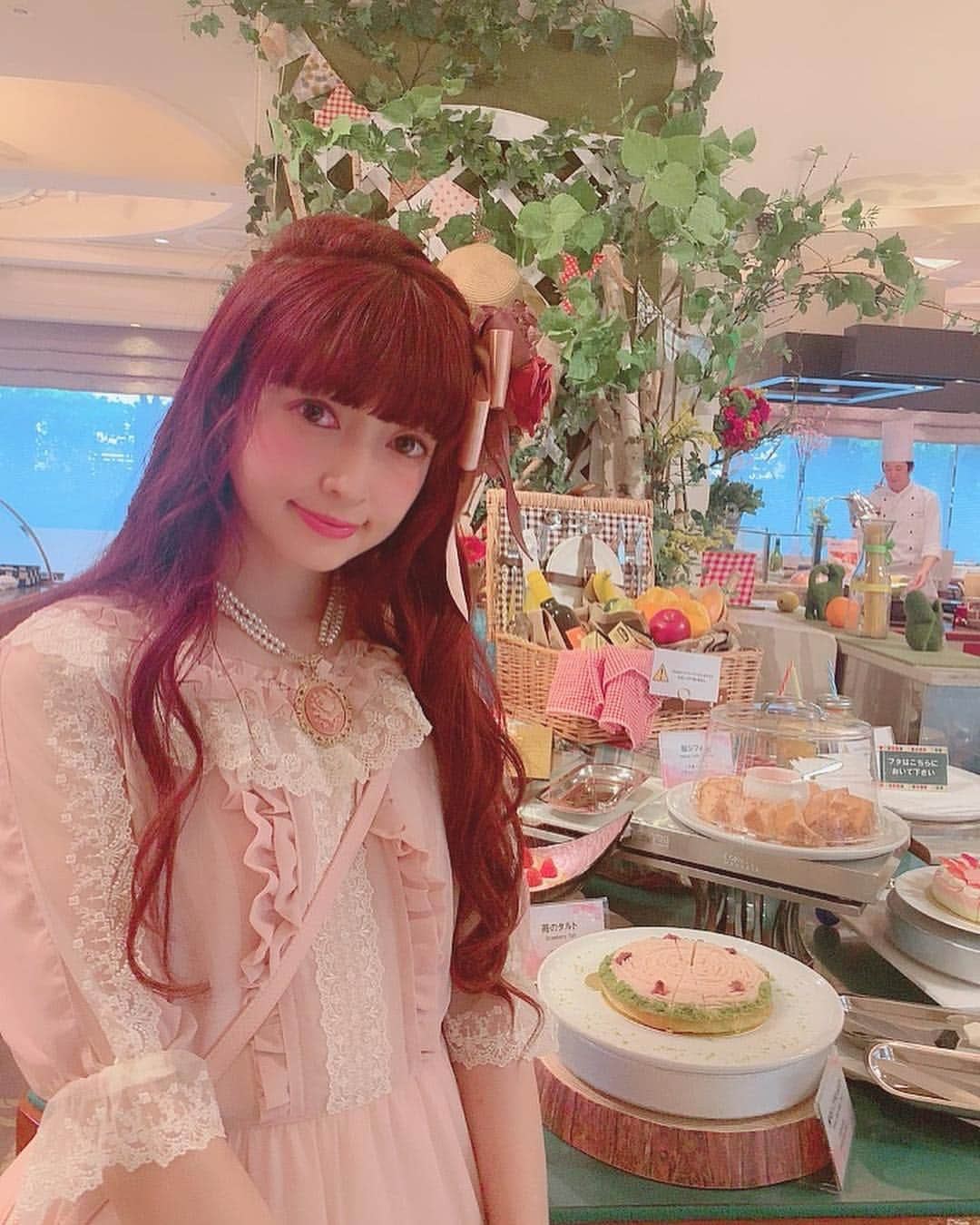 青木美沙子さんのインスタグラム写真 - (青木美沙子Instagram)「浦安ブライトンホテル東京ベイさんのネオビストロビュッフェ 春の食彩&桜色sweetsピクニック に行きました💓 ローストビーフやガーリックライス、桜のスイーツなどどれも美味しかった💓ディズニーついでに行きやすい場所だよ💓 #浦安ブライトンホテル東京ベイ  #ブュッフェ  #新浦安 #ホテルブュッフェ #ロリータファッション #桜スイーツ」3月21日 14時02分 - misakoaoki