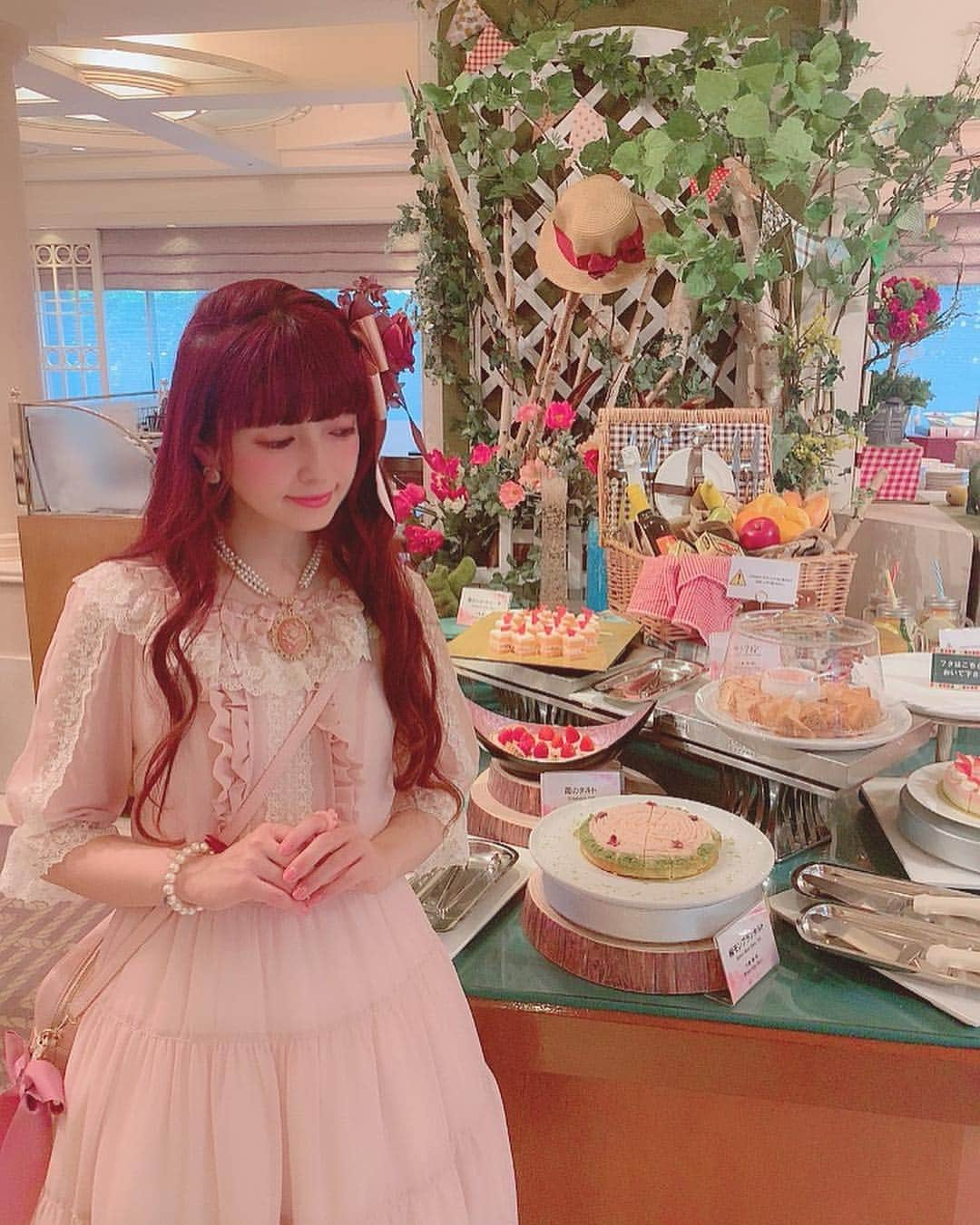 青木美沙子さんのインスタグラム写真 - (青木美沙子Instagram)「浦安ブライトンホテル東京ベイさんのネオビストロビュッフェ 春の食彩&桜色sweetsピクニック に行きました💓 ローストビーフやガーリックライス、桜のスイーツなどどれも美味しかった💓ディズニーついでに行きやすい場所だよ💓 #浦安ブライトンホテル東京ベイ  #ブュッフェ  #新浦安 #ホテルブュッフェ #ロリータファッション #桜スイーツ」3月21日 14時02分 - misakoaoki