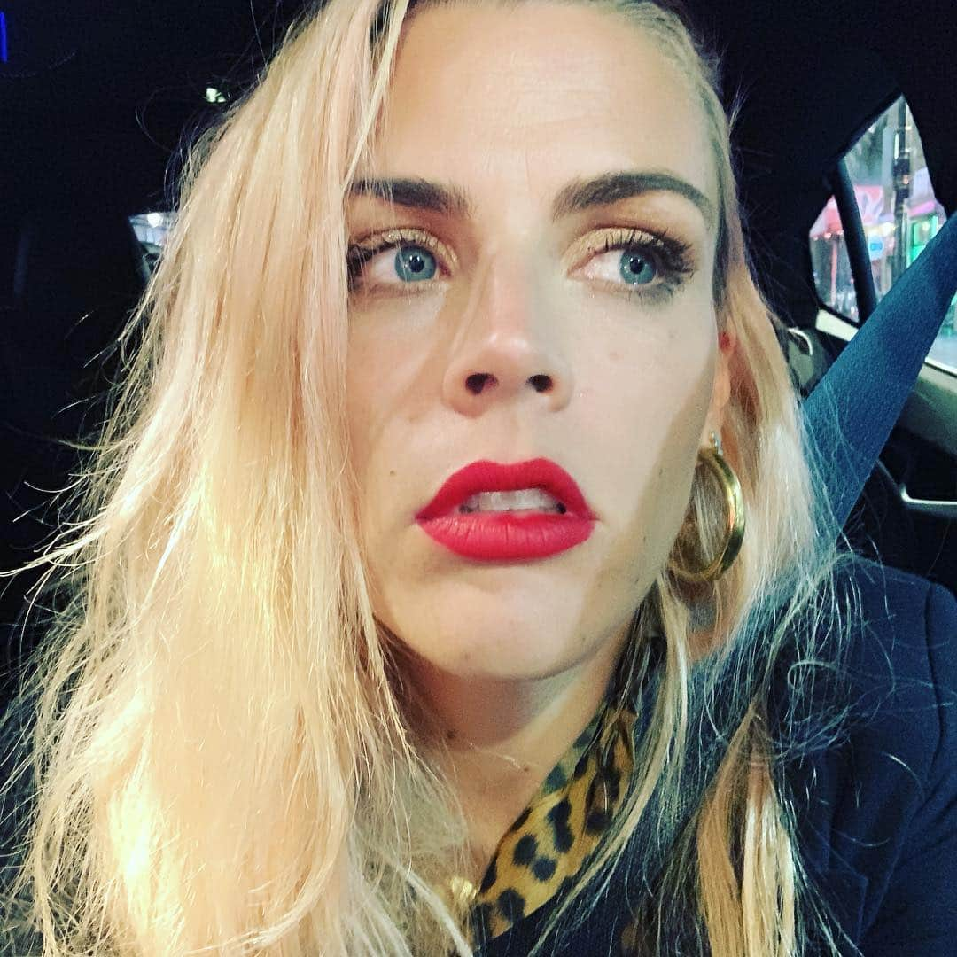 ビジー・フィリップスさんのインスタグラム写真 - (ビジー・フィリップスInstagram)「My dumb face.」3月21日 13時55分 - busyphilipps