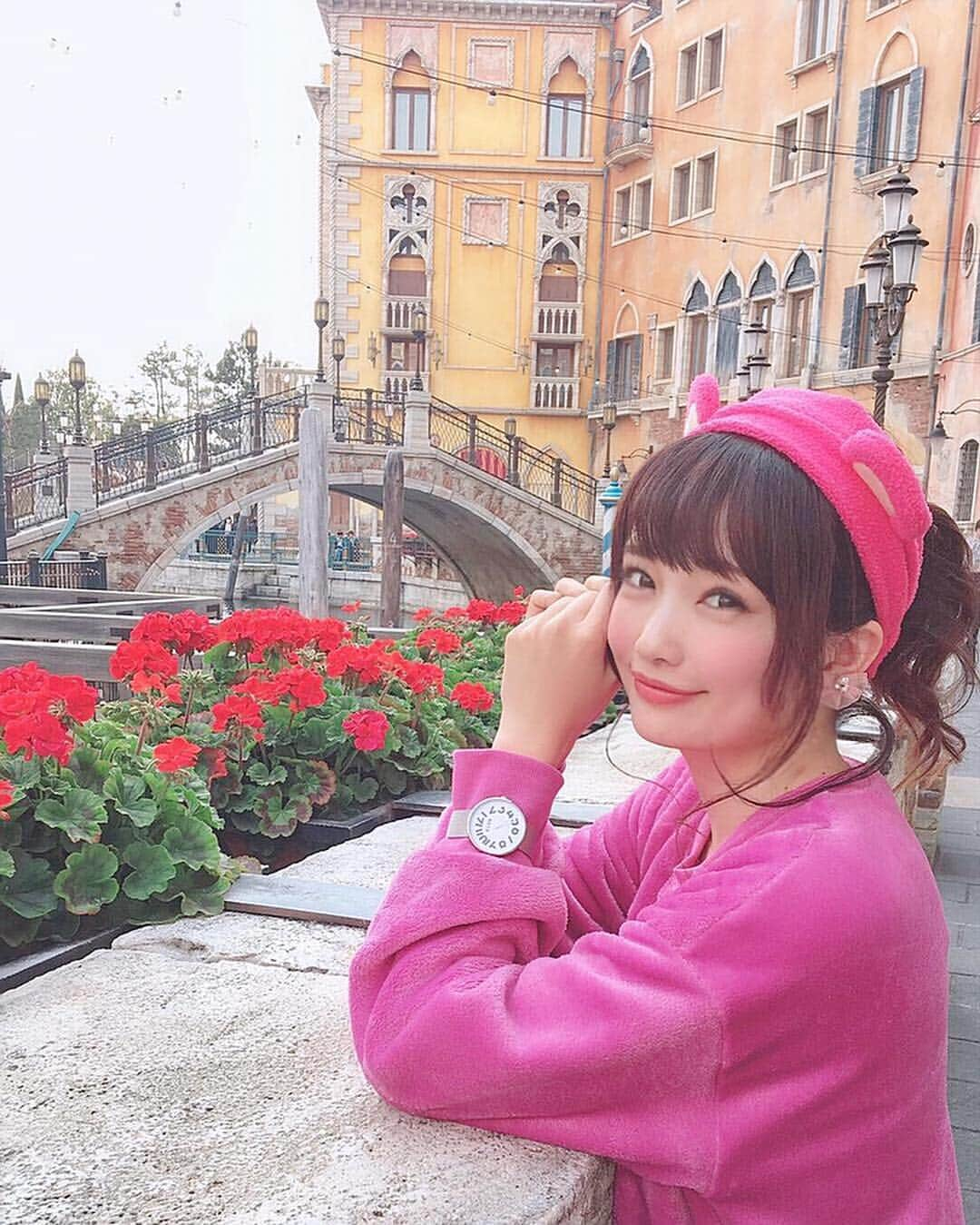 浅井麻里さんのインスタグラム写真 - (浅井麻里Instagram)「🍓🍓 . ロッツォバウンドした時 るなちゃん(@runakumaa) が、 〝彼女とディズニーデートなう〟風に 撮ってくれたー💕😆 でもこんな、どピンクコーデの彼女は…（笑） . . 付けてる腕時計は、 @klon_klon_klon さんから頂いたもの🎵 文字盤がおっきくて、 数字が半分隠れてるインパクトある時計！ この奇妙でかわいいデザイン、 不思議の国のアリスコーデとかにも合いそう♥️ なんて思ったり😋 シルバーメッシュベルト初めてだから新鮮✨ . klonはオシャレなペアウォッチもあるから、 プレゼントにもオススメだよー💕🎁 . . . #ロッツォバウンド#ロッツォハグベア#ディズニーシー#ロッツォコーデ#ディズニーシー写真#腕時計#ビジョビ#手元くら部#klon#tokyodisneyresort#tokyodisneysea#disneysea」3月21日 13時57分 - mari_asai_625