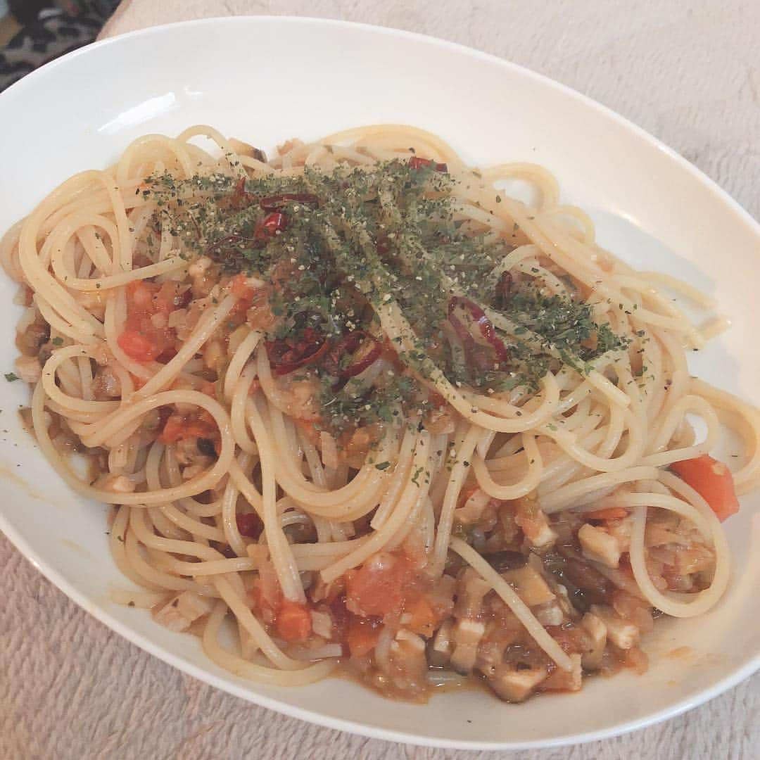 たまたまこさんのインスタグラム写真 - (たまたまこInstagram)「とにかくセロリと、どんこ椎茸のトマトパスタ！とにかくセロリ。更に後がけ生セロリで、シャキシャキ感倍増！あー本当うまい。最近セロリとどんこ椎茸にハマってるwどんこ椎茸は、まじで出汁がウマイ😋」3月21日 14時06分 - tamarikomari