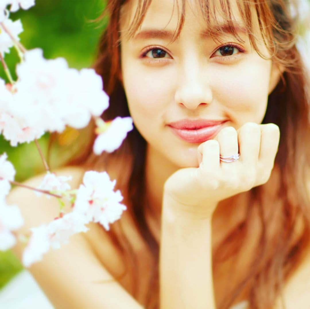 美人百花さんのインスタグラム写真 - (美人百花Instagram)「桜の開花宣言が続々と届いていますね🥰🌸 皆さん、美人百花4月号はゲットしていただけましたか？ 今回は、平成最後の結婚情報を盛り込んだ「美人百花wedding book」がついてきます🌸 特集の中で、Samantha tiaraの花嫁リングもたっぷりご紹介していますよ💕 撮影は、パラッツォドゥカーレ麻布の式場で行ないました⛪️桜の花嫁さんも素敵ですね👀✨ ドレスを可愛いく着こなしている千笑美ちゃんにも注目です🌷編集HW #美人百花#美人百花4月号 #美人百花weddingbook  #パラッツォドゥカーレ麻布 #samanthatiara  @primaca_JP　 @samantha.wedding_official　 #プリマカーラ #primaca」3月21日 14時03分 - bijinhyakka