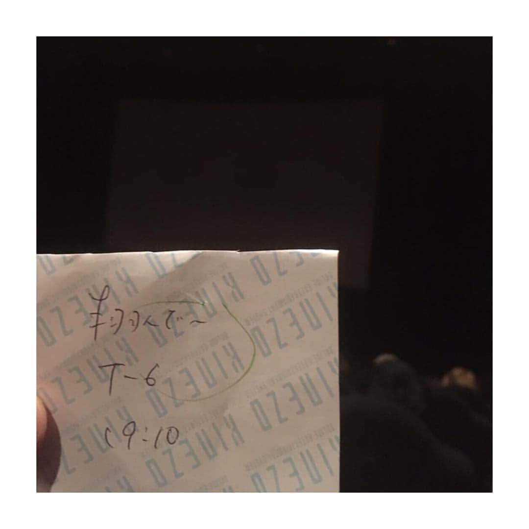 高道さんのインスタグラム写真 - (高道Instagram)「映画『翔んで埼玉』 ・ ・ ・ 先日。バルト9がシステム障害で当日の指定席が発見出来ず、手書きの自由席券で入った。 ただ、自由席やし、どこ座ってもいいけど、もし前日に指定席券を買ってるお客さんが来られたら、その席を変わらないとけないルール。 自分が座ってる席が指定席を買われてるか、買われてないか、ドキドキ感がめちゃくちゃ楽しかった😆 ・ ・ ・ 埼玉のポーズやなくて、京都出身なんで、京都タワーの"京都ポーズ" ・ ・ ・ #映画 #翔んで埼玉 #新宿 #バルト9 #京都ポーズ」3月21日 14時16分 - minnanotakamichi