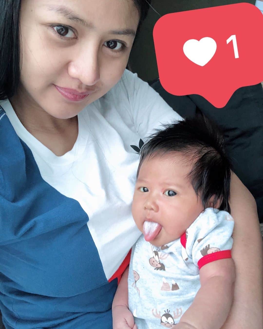 Jelly Jeloのインスタグラム：「mazel kecil sadar kamera bakal jadi calon anak jail ini yah kayaknya 🤣 .. weeee 😛 ( pas mazel 3minggu, sblm cukur rambut, skrg lidah nya uda ga putih lagi )」