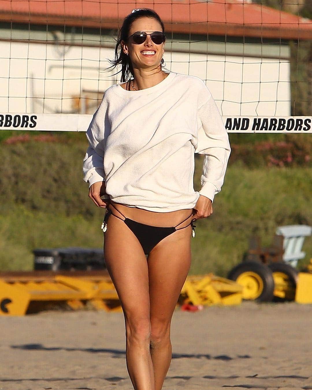 Just Jaredさんのインスタグラム写真 - (Just JaredInstagram)「@alessandraambrosio hits the beach in a black bikini for a game of beach volleyball with her friends! #AlessandraAmbrosio Photos: Backgrid」3月21日 14時28分 - justjared