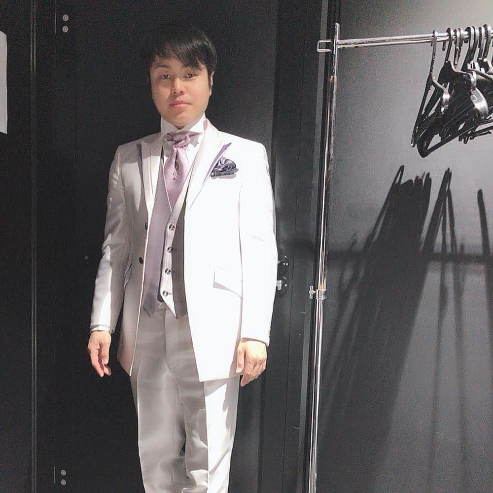 井上裕介さんのインスタグラム写真 - (井上裕介Instagram)「結婚式に衣装を貸してるところのタキシードを着ました^_^ いつかプライベートでも、この服を着れる日が来るのか？？ #う〜ん #無理かなあ #でも #諦めない #結婚したい #誰か・・・」3月21日 14時31分 - nonyusuke