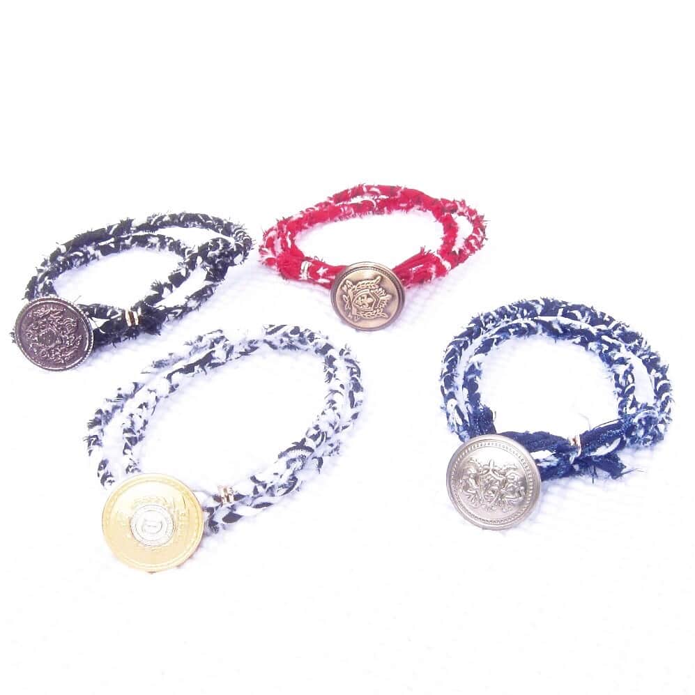 マックダディのインスタグラム：「【Ｎｅｗ Ａｒｒａｉｖａｌ】Made In U.S.A.のバンダナで編み込んだ、Bandana Braid Bracelet（BBB）限定新入荷🎀 服装が軽くなるこれからにピッタリアクセサリー #accessory #Braid #bandana #remake  #アクセサリー #バンダナ #リメイク」
