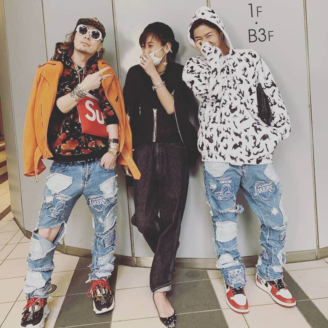 西山茉希さんのインスタグラム写真 - (西山茉希Instagram)「世の祝日をファッションの祝日へ。  #ヒカリエ集合 #チビーズセット #amazonfashonweektokyo  ママだけ仲間外れた日。  #チビーズ #派手ーズ #オソローズ  そしたらまさかの、  #派手ーズ #デニムーズ #オソローズ  @worldstylingefu @takagi_ocean  エフさんと赤木パイセンはチビーズに優しいデニム兄弟でしたとさ。  ありがとふ。  #強風すぎて #髪の毛ベレーインで写真撮ったら #らっきょとか言われたから #笑いすぎて #格好なんてつけれない日  笑顔になれればオールオッケ。」3月21日 14時32分 - maki.nshiyama50