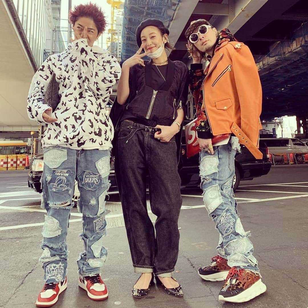 西山茉希さんのインスタグラム写真 - (西山茉希Instagram)「世の祝日をファッションの祝日へ。  #ヒカリエ集合 #チビーズセット #amazonfashonweektokyo  ママだけ仲間外れた日。  #チビーズ #派手ーズ #オソローズ  そしたらまさかの、  #派手ーズ #デニムーズ #オソローズ  @worldstylingefu @takagi_ocean  エフさんと赤木パイセンはチビーズに優しいデニム兄弟でしたとさ。  ありがとふ。  #強風すぎて #髪の毛ベレーインで写真撮ったら #らっきょとか言われたから #笑いすぎて #格好なんてつけれない日  笑顔になれればオールオッケ。」3月21日 14時32分 - maki.nshiyama50