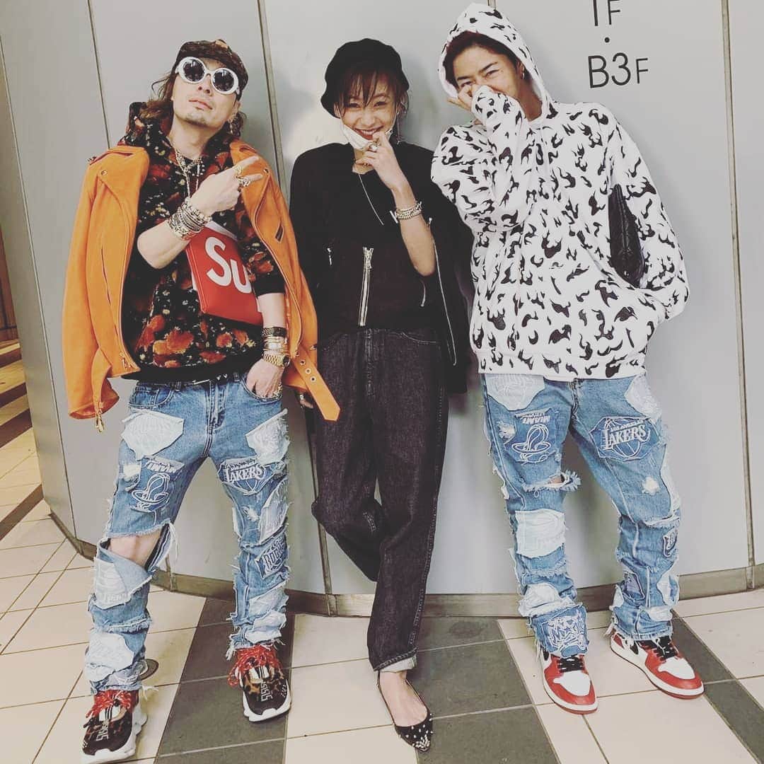 西山茉希さんのインスタグラム写真 - (西山茉希Instagram)「世の祝日をファッションの祝日へ。  #ヒカリエ集合 #チビーズセット #amazonfashonweektokyo  ママだけ仲間外れた日。  #チビーズ #派手ーズ #オソローズ  そしたらまさかの、  #派手ーズ #デニムーズ #オソローズ  @worldstylingefu @takagi_ocean  エフさんと赤木パイセンはチビーズに優しいデニム兄弟でしたとさ。  ありがとふ。  #強風すぎて #髪の毛ベレーインで写真撮ったら #らっきょとか言われたから #笑いすぎて #格好なんてつけれない日  笑顔になれればオールオッケ。」3月21日 14時32分 - maki.nshiyama50