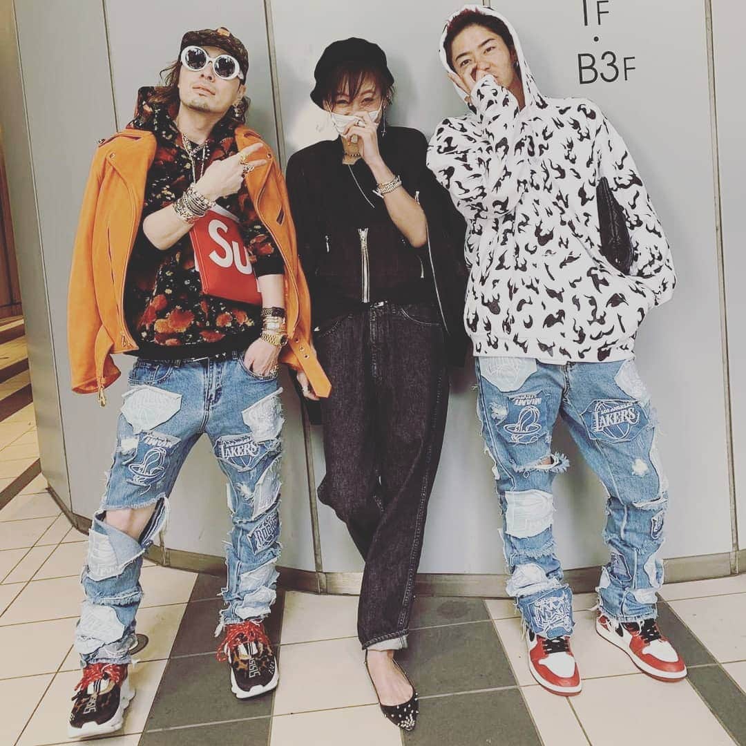 西山茉希さんのインスタグラム写真 - (西山茉希Instagram)「世の祝日をファッションの祝日へ。  #ヒカリエ集合 #チビーズセット #amazonfashonweektokyo  ママだけ仲間外れた日。  #チビーズ #派手ーズ #オソローズ  そしたらまさかの、  #派手ーズ #デニムーズ #オソローズ  @worldstylingefu @takagi_ocean  エフさんと赤木パイセンはチビーズに優しいデニム兄弟でしたとさ。  ありがとふ。  #強風すぎて #髪の毛ベレーインで写真撮ったら #らっきょとか言われたから #笑いすぎて #格好なんてつけれない日  笑顔になれればオールオッケ。」3月21日 14時32分 - maki.nshiyama50