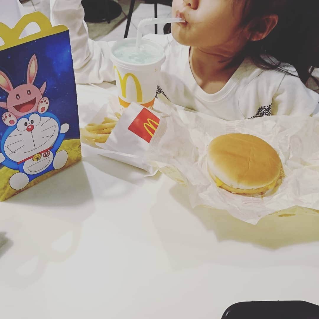 西山茉希さんのインスタグラム写真 - (西山茉希Instagram)「世の祝日をファッションの祝日へ。  #ヒカリエ集合 #チビーズセット #amazonfashonweektokyo  ママだけ仲間外れた日。  #チビーズ #派手ーズ #オソローズ  そしたらまさかの、  #派手ーズ #デニムーズ #オソローズ  @worldstylingefu @takagi_ocean  エフさんと赤木パイセンはチビーズに優しいデニム兄弟でしたとさ。  ありがとふ。  #強風すぎて #髪の毛ベレーインで写真撮ったら #らっきょとか言われたから #笑いすぎて #格好なんてつけれない日  笑顔になれればオールオッケ。」3月21日 14時32分 - maki.nshiyama50