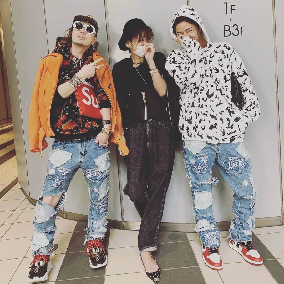 西山茉希さんのインスタグラム写真 - (西山茉希Instagram)「世の祝日をファッションの祝日へ。  #ヒカリエ集合 #チビーズセット #amazonfashonweektokyo  ママだけ仲間外れた日。  #チビーズ #派手ーズ #オソローズ  そしたらまさかの、  #派手ーズ #デニムーズ #オソローズ  @worldstylingefu @takagi_ocean  エフさんと赤木パイセンはチビーズに優しいデニム兄弟でしたとさ。  ありがとふ。  #強風すぎて #髪の毛ベレーインで写真撮ったら #らっきょとか言われたから #笑いすぎて #格好なんてつけれない日  笑顔になれればオールオッケ。」3月21日 14時32分 - maki.nshiyama50