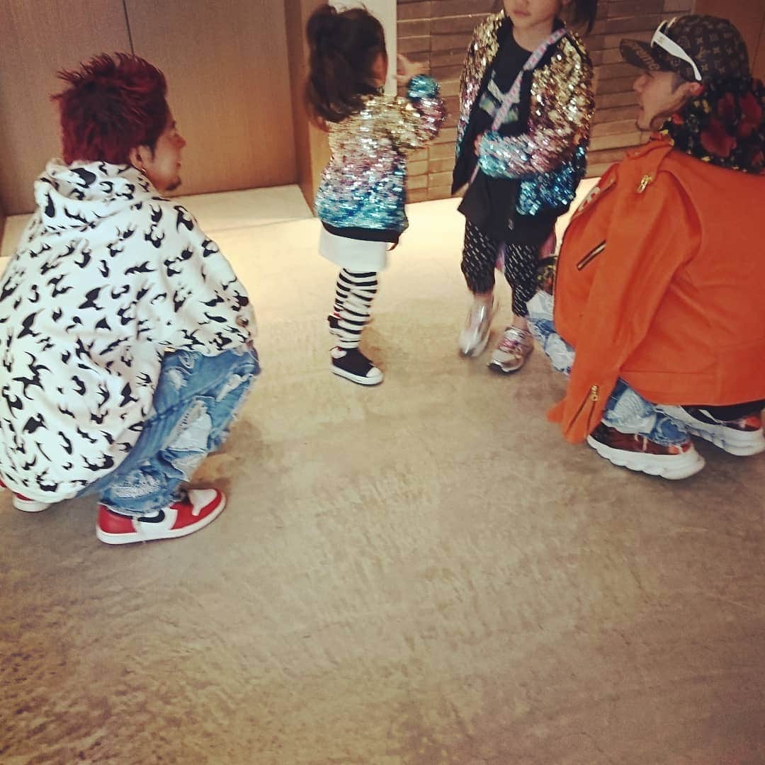 西山茉希さんのインスタグラム写真 - (西山茉希Instagram)「世の祝日をファッションの祝日へ。  #ヒカリエ集合 #チビーズセット #amazonfashonweektokyo  ママだけ仲間外れた日。  #チビーズ #派手ーズ #オソローズ  そしたらまさかの、  #派手ーズ #デニムーズ #オソローズ  @worldstylingefu @takagi_ocean  エフさんと赤木パイセンはチビーズに優しいデニム兄弟でしたとさ。  ありがとふ。  #強風すぎて #髪の毛ベレーインで写真撮ったら #らっきょとか言われたから #笑いすぎて #格好なんてつけれない日  笑顔になれればオールオッケ。」3月21日 14時32分 - maki.nshiyama50