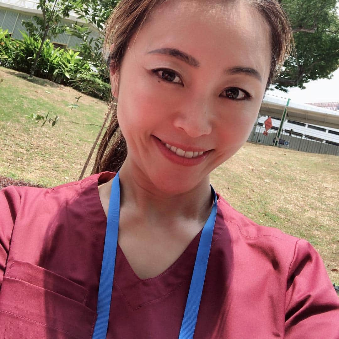 のインスタグラム：「ランチ休憩〜💨🍽 ようやく暖かいとこにでれた☀️ #スクラブはユナイテッドアローズ #singapore #お勉強 #美容アンチエイジング専門医 #黒田愛美」