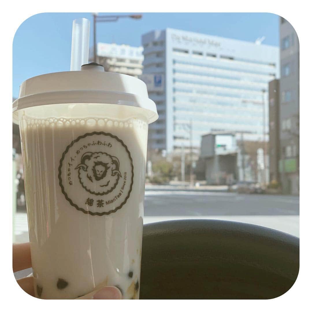 のインスタグラム：「. ここを超える#タピオカ にはまだ出会ってない . . やっぱ#綿茶 だよねって話してたら 飲みたくなってわざわざ#門前仲町 へ . @chika_loves ♥️ . . 一番推しの黒糖タピオカミルク+あずきを求めて行ったんやけど あずき売り切れ🥺💦 . . これはまた出向くしかないな😘 . . . #日の丸 の旗がいっぱい な休日」