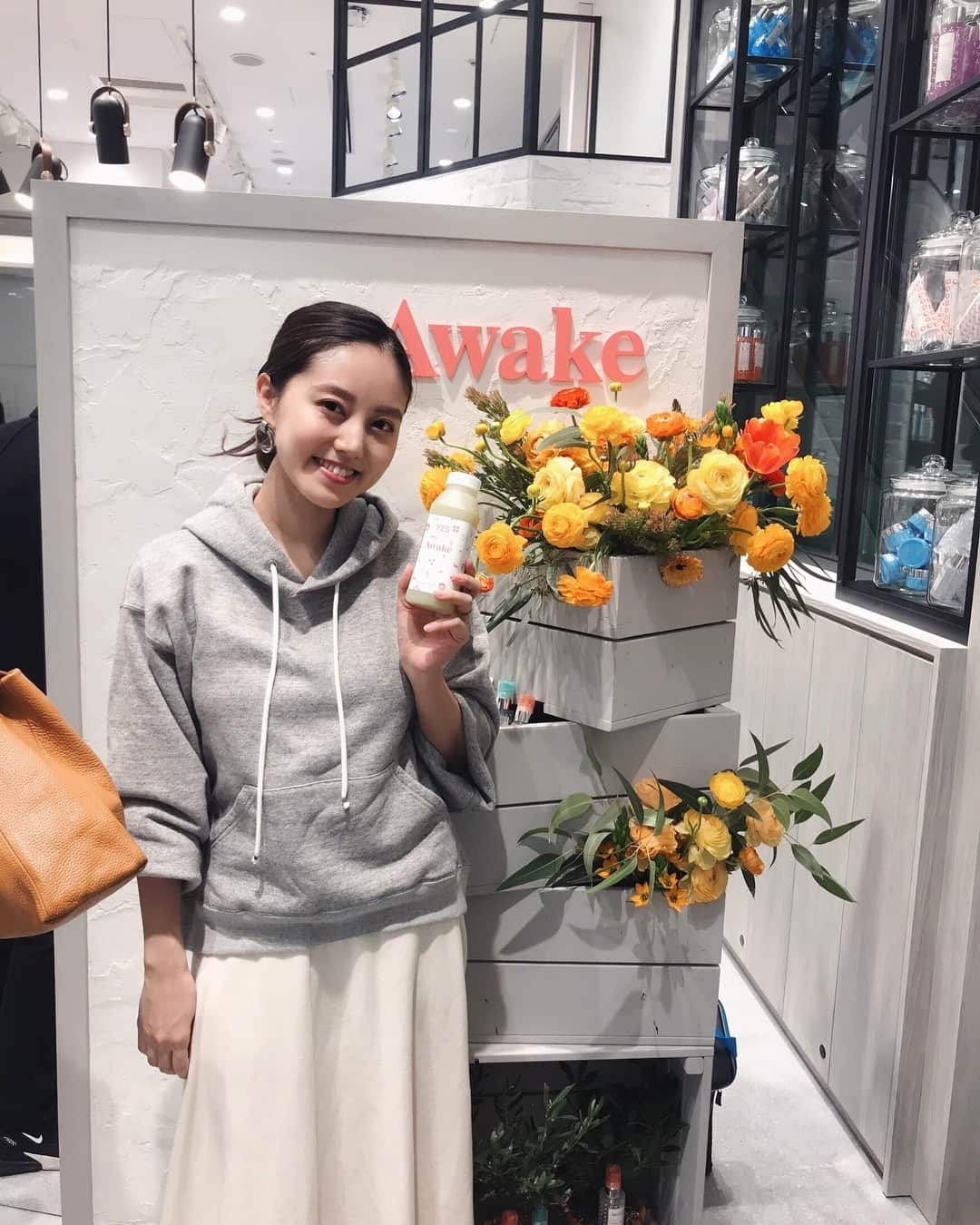 佐倉真衣さんのインスタグラム写真 - (佐倉真衣Instagram)「本日東急プラザ表参道原宿3Fにオープンの #Awake 初の直営店へ遊びに行ってきました🌸  お花だらけの店内は春らしく可愛いらしくトキメキの空間🌷✨ なりたい肌に合わせて選べるオイル状美容液“ショット”をiPadで診断してもらえたりしますよ♡ 育児疲れ&乾燥が気になる私にはハイドラショット！ 色々組み合わせてもいいみたい。 オイル大好き！早速使ってみます😊  UVカット効果の高いCCクリームもすごく気になるからまた行ってみよう！ #yestokyo とコラボしたコールドプレスジュースも美味しかったです♡ . @awakeskin_jp  #awakeskin #beauty #cosme #newopen #tokyo #harajyuku #omotesando #makeup #skincare #アウェイク #美容 #コスメ #スキンケア #ナチュラルコスメ」3月21日 14時42分 - maitanaka20