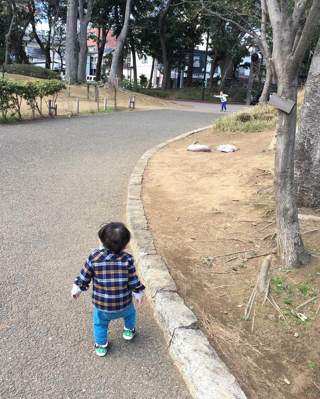 ゆみみさんのインスタグラム写真 - (ゆみみInstagram)「祝日㊗️公園に行く🏃‍♀️ #泥だらけ#すなまみれ #たのしそうで良かった #ヨチヨチ歩き #育児日記 #息子 #子育て」3月21日 14時49分 - yumimi76