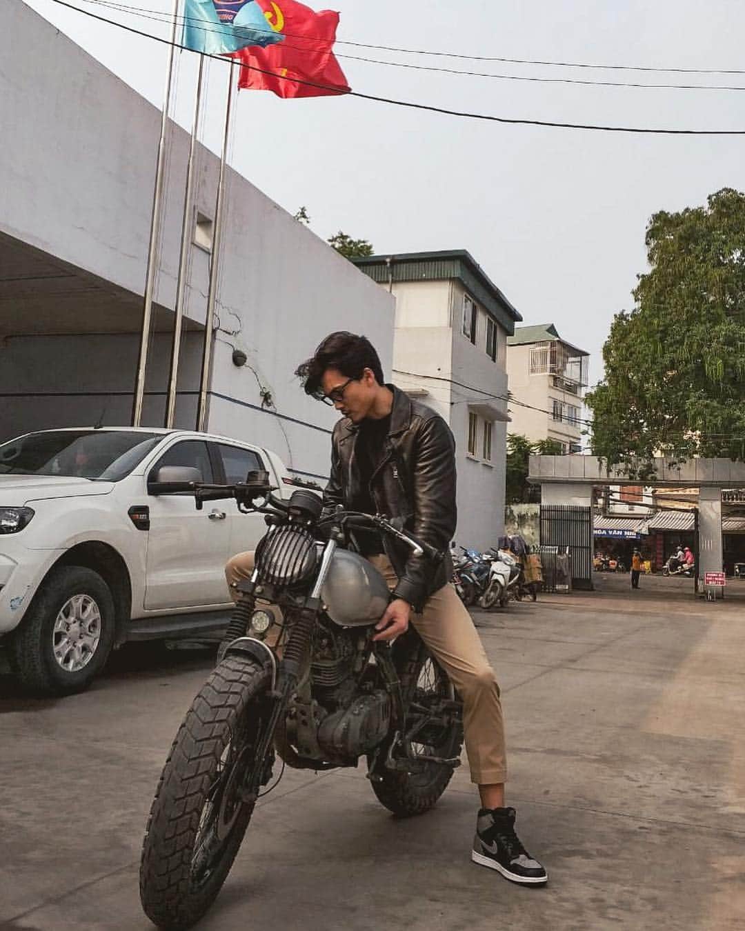 のインスタグラム：「So who want to ride behind me? しっかり掴まってなよ  #motorbike #classic #modeling #actor #Japanese #Vietnam #Hanoi #airjordan1 #次 #どこいく #世界を #人生も #駆け抜ける」