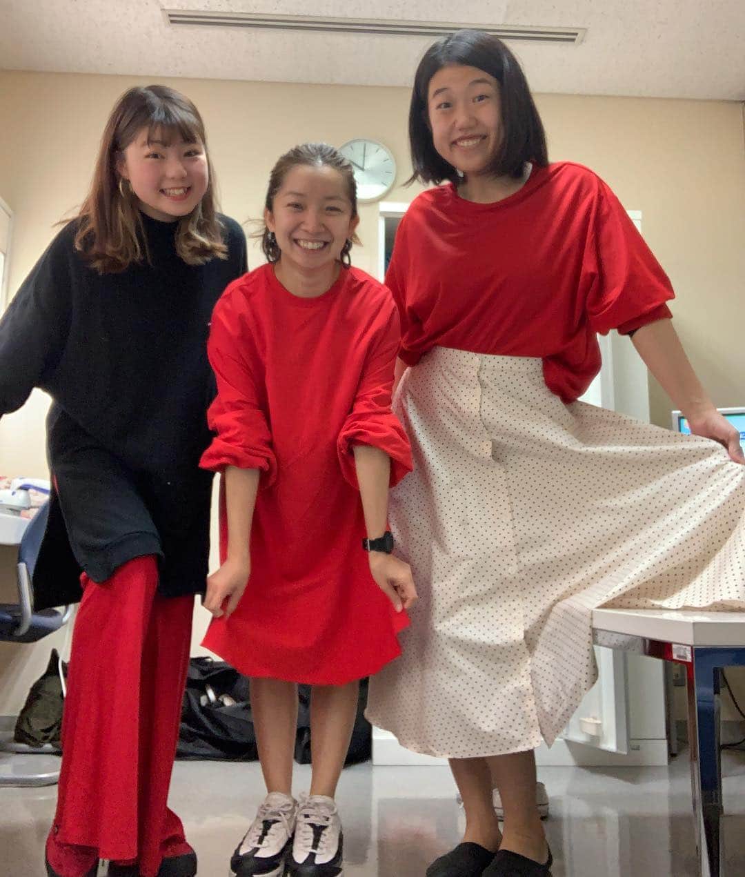 横澤夏子さんのインスタグラム写真 - (横澤夏子Instagram)「#赤組応援しちゃってるー #スタイリストさん達たまたま赤がかぶったらしく #私も赤のお洋服を選んだら #なんだか赤チーム感強くなっちゃったよー #うふ！」3月21日 14時58分 - yokosawa_natsuko