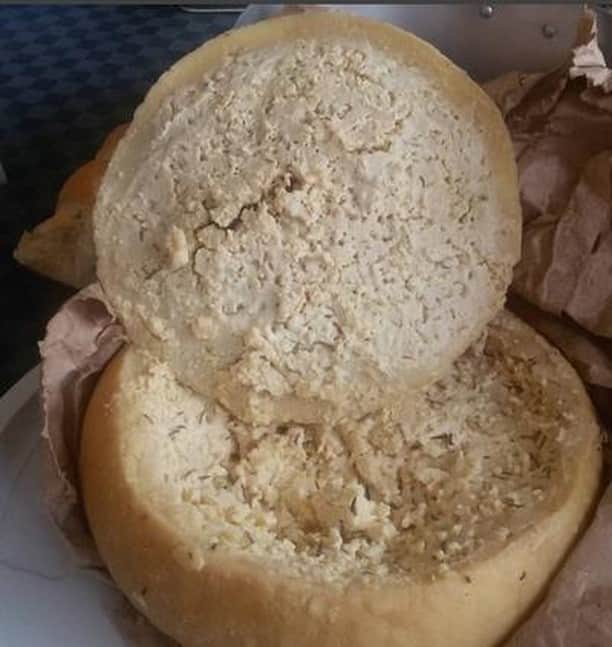 フランス大使館さんのインスタグラム写真 - (フランス大使館Instagram)「【不思議なフランス🔎】コルシカ島には、生きたウジ虫が入ったカジュー・メルズ（casgiu merzu）というチーズがあります。コルシカ語で「腐ったチーズ」という意味で、虫入りのまま食べる人も。安全面から販売は禁止されています。イタリアにも同様のチーズがあるそう。 🔎 #Franceinsolite : En Corse existe un fromage célèbre très particulier dans lequel se développent des asticots, le « Casgiu Merzu », mot qui veut dire « fromage pourri » en langue corse. Sa commercialisation est interdite mais il est très recherché ! Photo @luispanini」3月21日 15時00分 - ambafrancejp