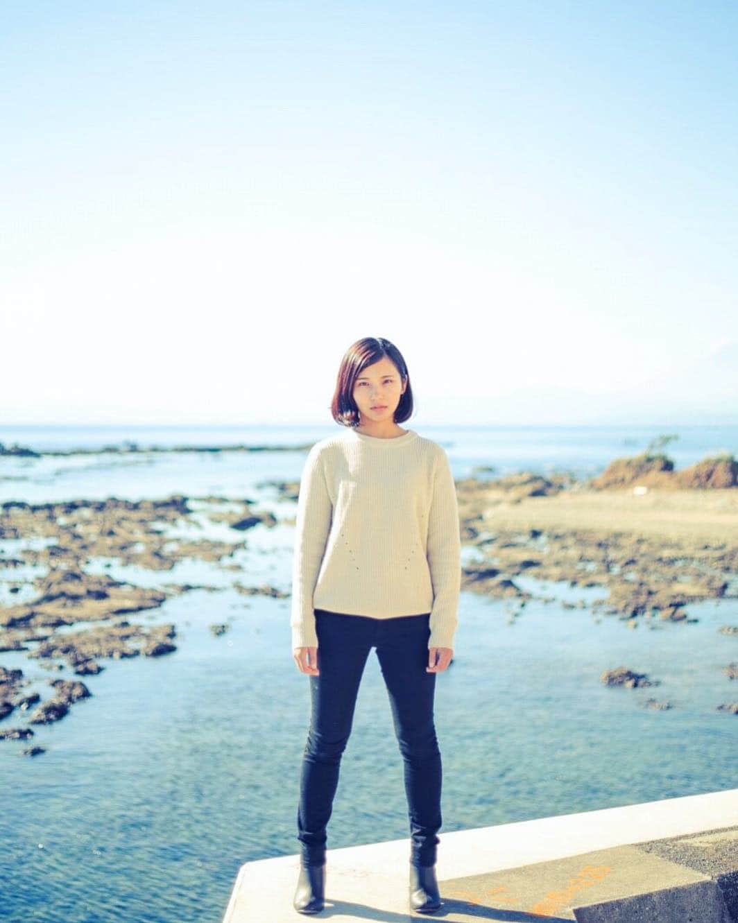 のインスタグラム：「:﻿ #eARTh﻿ ﻿ #ART﻿ ﻿ このシリーズすき。﻿ ﻿ #ポートレート#ポートレート部#ポートレートモデル#ポートレート女子#写真好きな人と繋がりたい#海#海岸#作品撮り#被写体#人像#自然#nature#rsa_portraits#portrait_perfection#awesome_earthpix#portrait#japan#ig_japan#team_jp_#igersjp ﻿ ﻿ 屋外個撮やりたいなぁ、と思ってたらそんな話が👀これも土日中心で機会はあまり多くないんだけど、興味ある方いるかな、、﻿ もしそちらを始めるとしても、フレッシュ撮影会はもちろん続けます。 ご意見受付中💭」