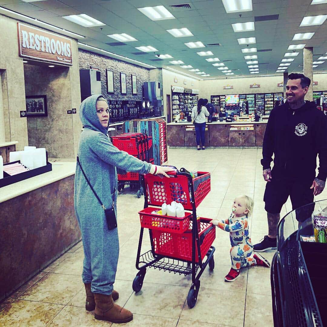 P!nk（ピンク）さんのインスタグラム写真 - (P!nk（ピンク）Instagram)「Truck stops in Texas. Don’t ask, just do it.」3月21日 15時03分 - pink