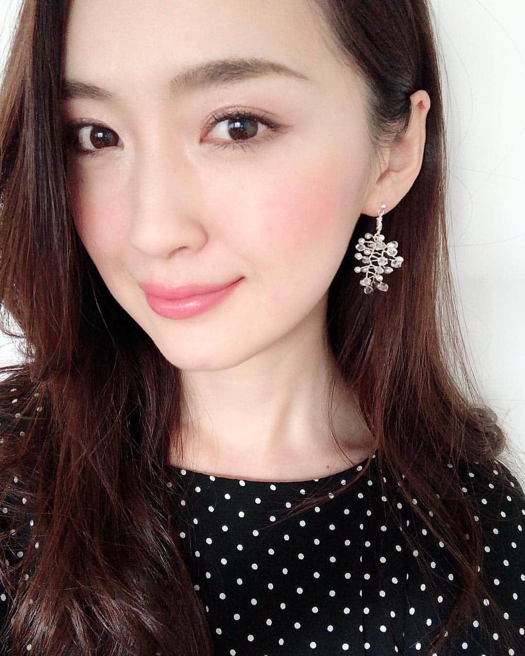 花岡維生のインスタグラム：「Handmade accessories 💎✨ #swarovski のビーズとパールでピアス作ってみました♪ #handmade  #handmadeaccessories  #handmadejewellery  #accessories  #ハンドメイドピアス  #スワロフスキー  #手作りピアス #diy #diycrafts」