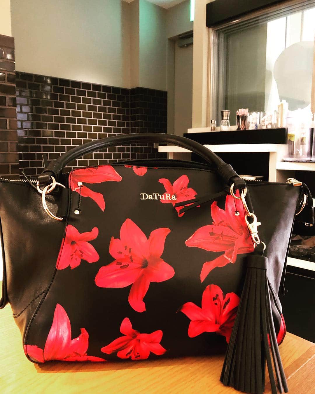 Gabrielaさんのインスタグラム写真 - (GabrielaInstagram)「#ootd #lookdodia  #コーデ . 暗めのコーデで春っぽくしたいときは春っぽい小物をチョイス！ このバッグはSAC’S BARのDaTuRa ✨ 黒に赤いお花で明るく、1年中使えるデザイン💕 A4も入るサイズだから、荷物の多い日にも便利👍💯 @sacsbar_com_official_womens @sacsbar_official . . . #DaTuRa #ダチュラ #sacsbar #PR #サックスバー #春コーデ #ブラックコーデ #インスタグラマー  #モデル #ハーフモデル」3月21日 15時06分 - rkgabriela