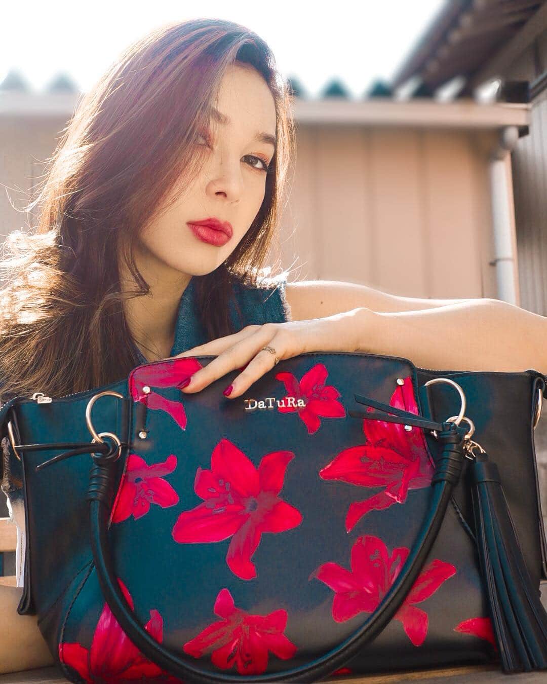 のインスタグラム：「#ootd #lookdodia  #コーデ . 暗めのコーデで春っぽくしたいときは春っぽい小物をチョイス！ このバッグはSAC’S BARのDaTuRa ✨ 黒に赤いお花で明るく、1年中使えるデザイン💕 A4も入るサイズだから、荷物の多い日にも便利👍💯 @sacsbar_com_official_womens @sacsbar_official . . . #DaTuRa #ダチュラ #sacsbar #PR #サックスバー #春コーデ #ブラックコーデ #インスタグラマー  #モデル #ハーフモデル」