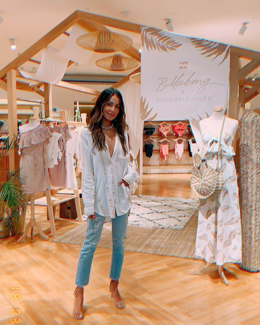 ジュリー・サリニャーナさんのインスタグラム写真 - (ジュリー・サリニャーナInstagram)「Mama we made it! 🥰 Seriously, so honored to have my #billabongxsincerelyjules collection at @theofficialselfridges ! Pinch me! Make sure to stop by our pop up to check out the collection and get yourself one of our cute little pieces! @billabongwomenseurope 🌵✨ Next stop: PARIS!」3月21日 15時07分 - sincerelyjules