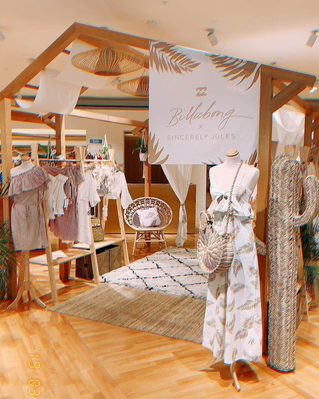 ジュリー・サリニャーナさんのインスタグラム写真 - (ジュリー・サリニャーナInstagram)「Mama we made it! 🥰 Seriously, so honored to have my #billabongxsincerelyjules collection at @theofficialselfridges ! Pinch me! Make sure to stop by our pop up to check out the collection and get yourself one of our cute little pieces! @billabongwomenseurope 🌵✨ Next stop: PARIS!」3月21日 15時07分 - sincerelyjules