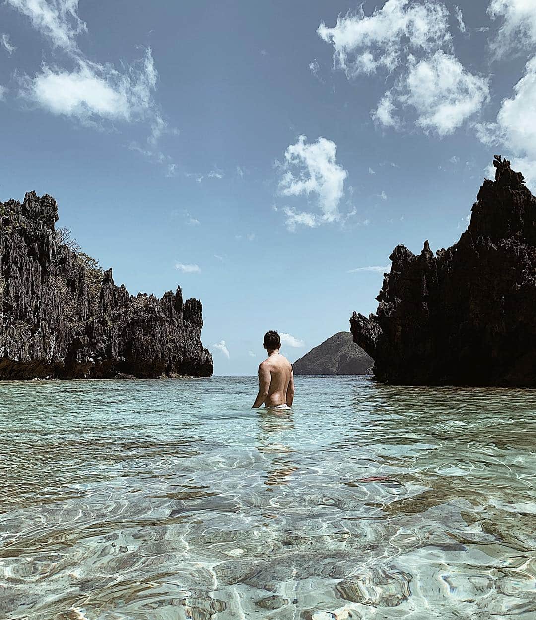のインスタグラム：「今を本気で楽しむと、過去は自ずと忘れる。  目には見えない程の薄いフィルムのような「今」がどんどん積み重なって未来を創っていく。  透明なようでも重なると色を帯びてくる。  そして古いフィルムの層は溶けるように消えてまた透明になり、そしてまた積み重ねて新たな色に変わってゆく。  #elnido #palawan #philippines #hiddenbeach」