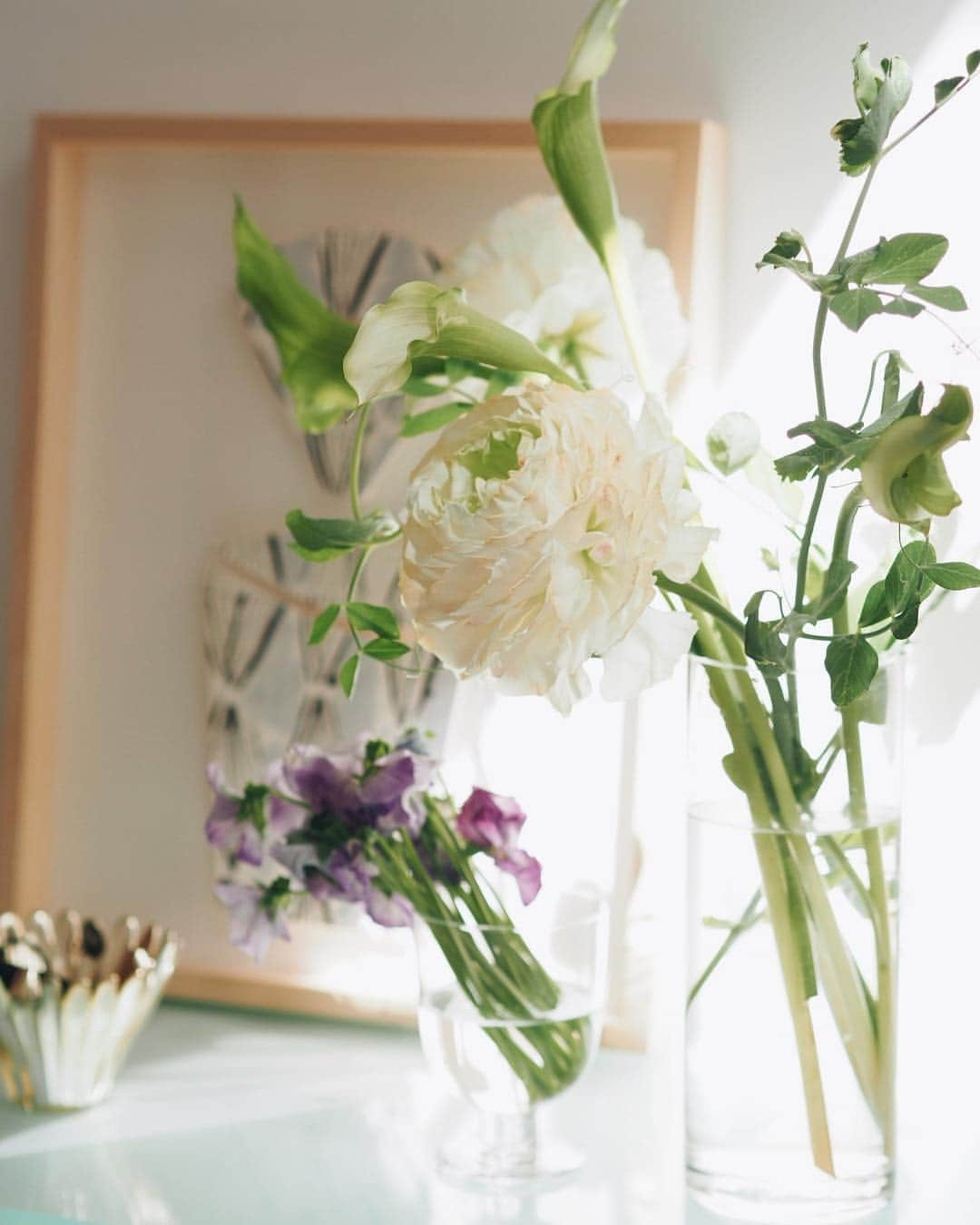 大橋菜央さんのインスタグラム写真 - (大橋菜央Instagram)「Flowers for the week✨ . . . 動きのあるツルのグリーンが可愛いらしい♡ #今週のお花 🌿 . #ラナンキュラス #マメノハナ #カラー #パンジー . . . #flowersfortheweek #今週の花 #花のある暮らし #entrancehall #春の花 #springflowers #naoliving_flowers」3月21日 15時11分 - naoliving