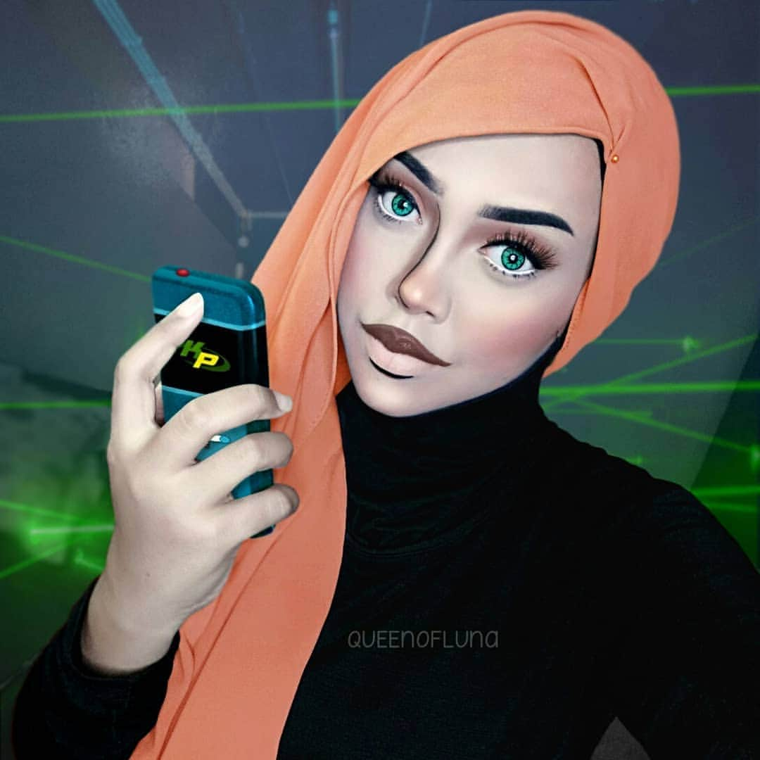 queenoflunaのインスタグラム：「"So, what's the sitch?" . Another throwback. In honour of the new Kim Possible movie. Edited the background so it would look like I was on a mission lol . . Lenses: @colouredcontacts Green Goblin . . #tbt #kimpossible #kimpossiblecosplay #kp #kimpossiblemovie #disney #disneymakeup #colouredcontacts」