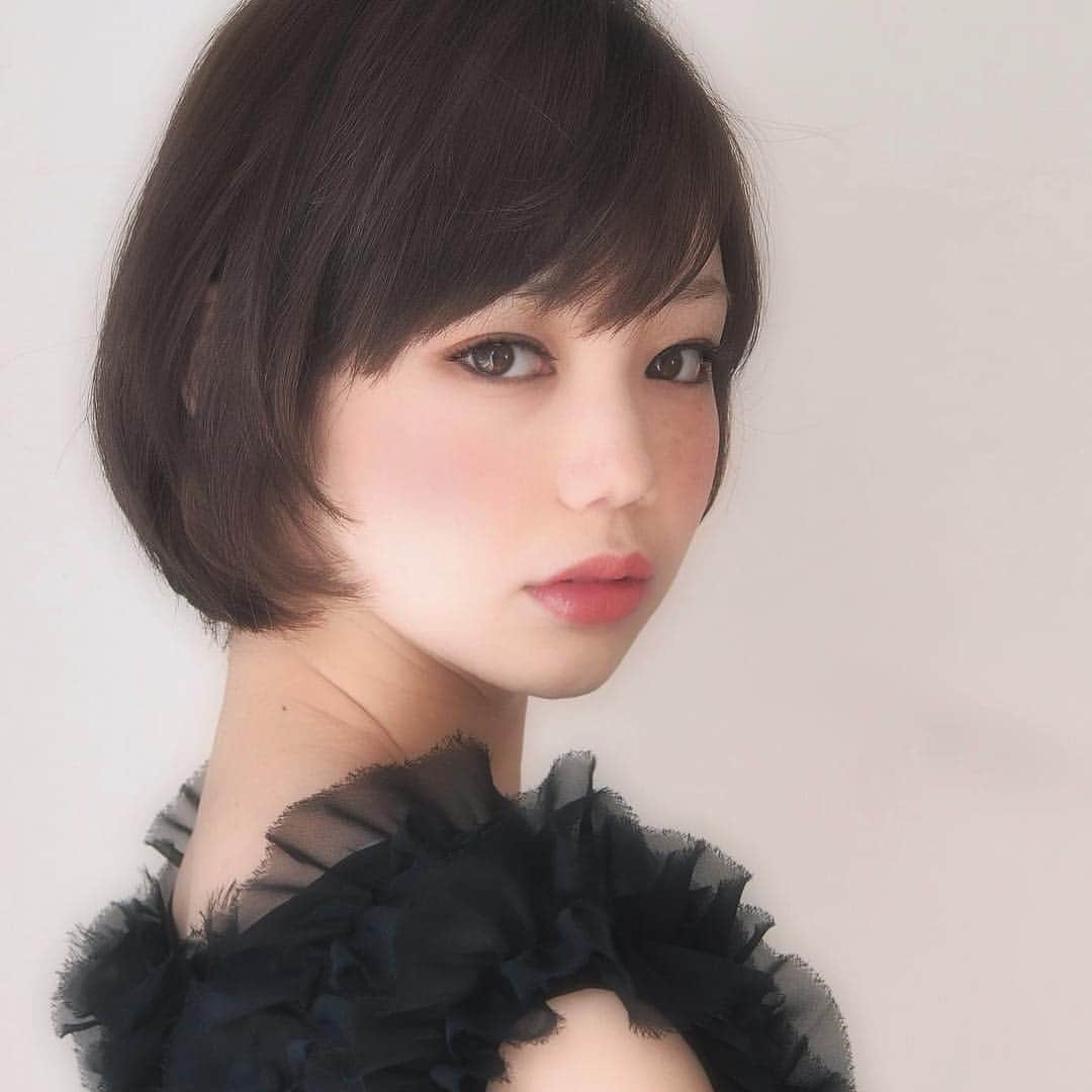 渡部幸也のインスタグラム：「今日は予約完売、本当にありがとうございました✨ 後半も気合い入れ直して頑張りますので、本日もよろしくお願いします🙇 そして昨日はヘアメイクのお仕事で、終日撮影に行ってました🎥 広いスタジオで豪華キャストの方々で、為になったり笑ったり、とても楽しい現場でした🙆‍♂️ サロン業務も好きですが、ヘアメイク業もまた違った楽しみがあります よ✨✨✨ #ヘアスタイル #ヘア #髪型 #ヘアカタログ #ヘアセット #ヘアアレンジ #パーマ #カラー #ヘアカラー #hair #恵比寿美容院 #代官山美容室 #代官山美容院 #美容学生 #サロン #中目黒美容室 #中目黒美容院 #恵比寿美容室 #サロンモデル #lala__hair #ヘアメイク #メイク #中目黒 #代官山 #恵比寿 #渋谷 #ar_magazine #murua #emoda #snidel」