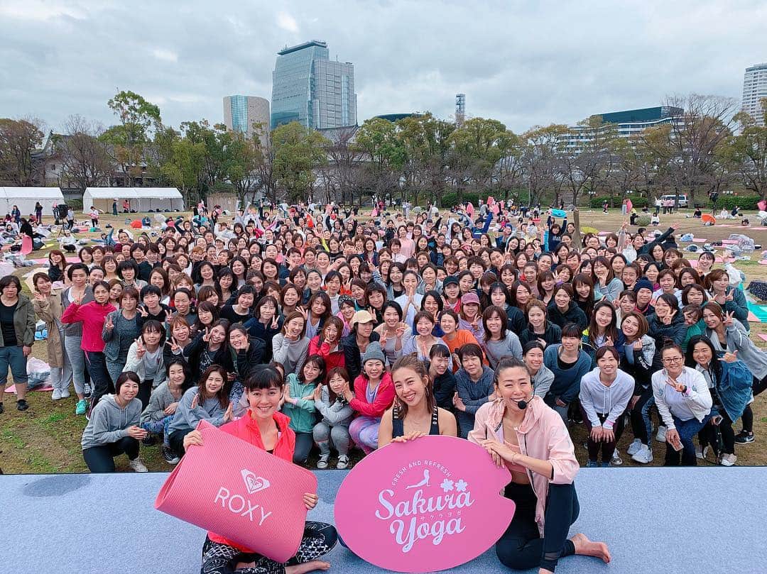 のインスタグラム：「@sakurayoga.jp with @roxyjapan  雨が心配される中、 #大阪城公園 に沢山の方がヨガしにきてくだいました！ 参加してくださった皆々様🙋‍♀️️🏯ありがとうございました！ 『元気もらいました』『初めてヨガで涙でました』なんて口々に嬉しい声をかけてくださって…🙈…笑顔をいただいたのは私です‼️ あたたかい大阪の皆さんありがとうございました！🙏😊」