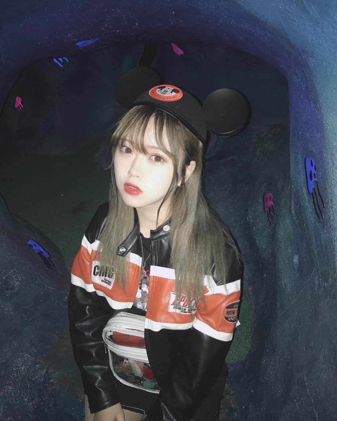 のインスタグラム：「この間のディズニ🌈🌟🔥🌈 坂ちゃんに撮ってもらった〜〜！この場所で撮ると盛れる説ある盛れポイント この日実は化粧上手くいった〜〜！って思ってたのになんかだんだん今日めっっっちゃくちゃ顔の仕上がり悪くてブスじゃん。。。🤮って病んでデブだしブスだし萎え萎えの萎えで病んでたけど🤮🤮🤮 坂ちゃんが何気なく「今日のてぃまるの顔もカワイイね〜〜☺️」って言ってくれて「え、、！？！？！？！？🥺🥺🥺じつは今日顔の仕上がりブスで病んでたのに、、🥺」ってなったのね 褒めてもらえて一瞬でテンションブチ上げで心の治安良くなったから本当に言葉にして褒めてもらえるってデカイな〜〜🥰と思いました🤚 カワイイって言ってもらえたらカワイイ気がしてくるし自分でブスすぎて病む、、卍ってなってた分まじでまじで嬉しすぎていつもサラっとそうゆう事を言ってくれる坂ちゃんは変わらず私の結婚したい人間すぎて好き。。。ってなった😺✌️🎊🎊🎊🎊🎊🎊🎊🎊🎉🎉 #ディズニー #ウケるぐらい盛れた」