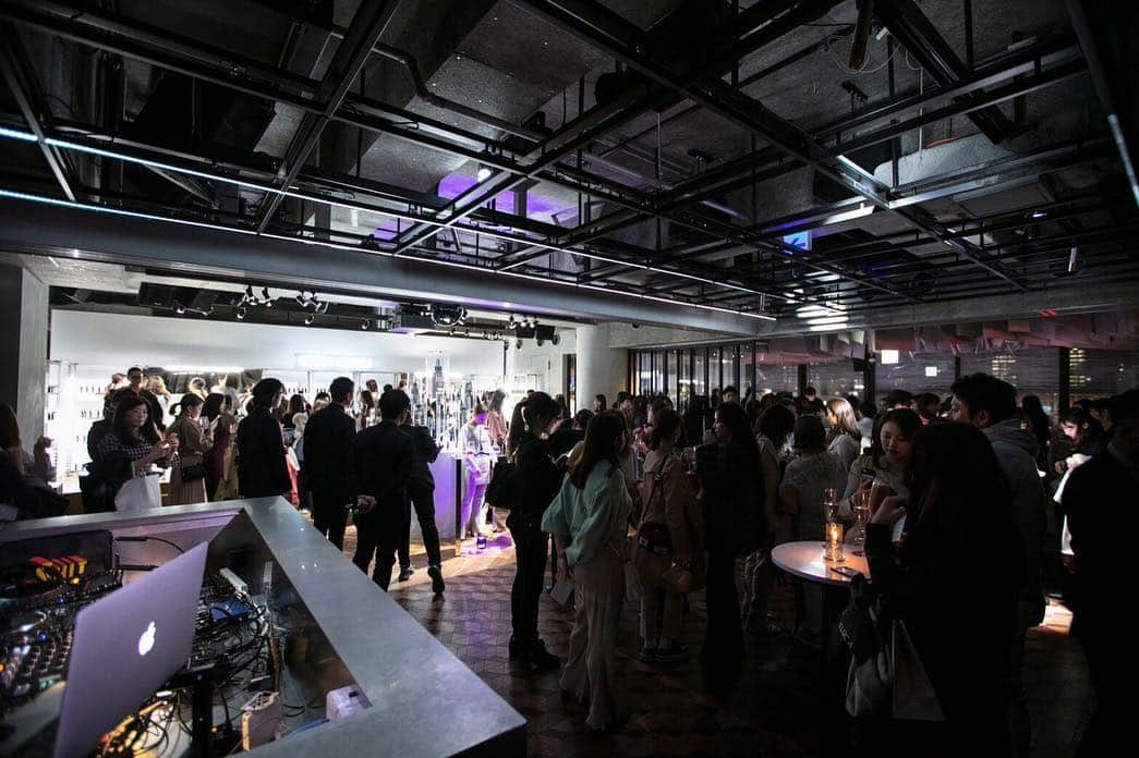 DJ Komoriさんのインスタグラム写真 - (DJ KomoriInstagram)「BOBBI BROWN INTENSIVE SKIN SERUM FOUNDATION 4th ANNIVERSARY PARTY﻿ ﻿ とても素敵なVENUEの @plustokyo がさらにこの日はBOBBI仕様にメイクアップ💄💅✨﻿ ﻿ 同じくSUGARBITZのDJ MARTIN @iamdjmartin_ と、80’sをテーマにDJ 綺麗な女性が集まる華やかすぎるパーティーでした💯﻿ ﻿ @maqui はじめBOBBI BROWNやスタッフのみなさん、ありがとうございました！﻿ ﻿ ちなみに。﻿ この会場となった銀座一丁目のPLUSTOKYO では毎週金曜にDJ MARTIN がDJしてます！﻿ ﻿この日同様ナイスな選曲で終電前 & 後どちらも楽しめるのでぜひ金曜のPLUSTOKYO遊びに行ってみてね！﻿ ﻿ #djkomori #bitzcam #sugarbitz #bobbibrown #bobbibrownjapan #djlife #djbooth #pioneerdj #instagood #instadj」3月21日 15時32分 - djkomori