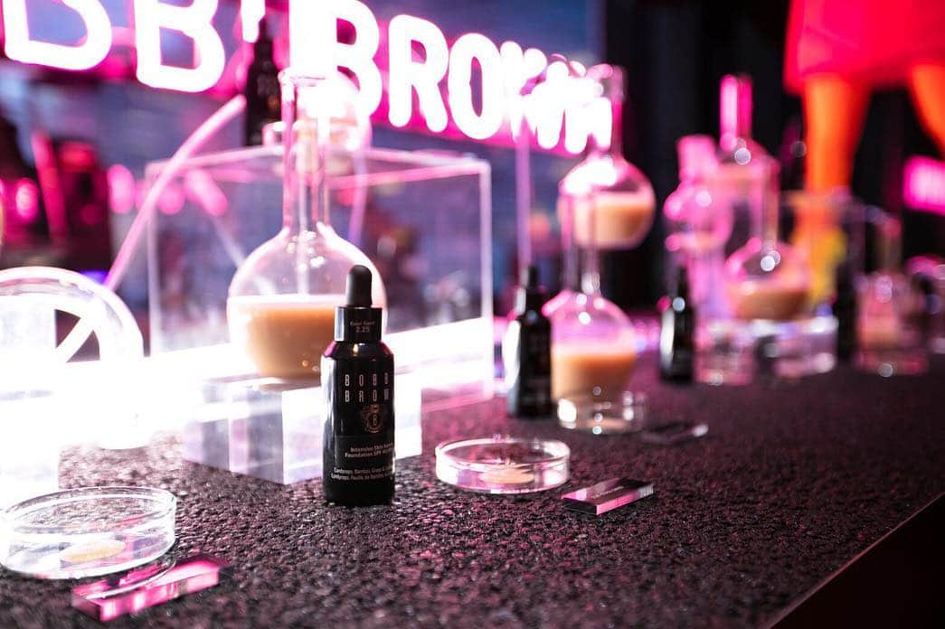 DJ Komoriさんのインスタグラム写真 - (DJ KomoriInstagram)「BOBBI BROWN INTENSIVE SKIN SERUM FOUNDATION 4th ANNIVERSARY PARTY﻿ ﻿ とても素敵なVENUEの @plustokyo がさらにこの日はBOBBI仕様にメイクアップ💄💅✨﻿ ﻿ 同じくSUGARBITZのDJ MARTIN @iamdjmartin_ と、80’sをテーマにDJ 綺麗な女性が集まる華やかすぎるパーティーでした💯﻿ ﻿ @maqui はじめBOBBI BROWNやスタッフのみなさん、ありがとうございました！﻿ ﻿ ちなみに。﻿ この会場となった銀座一丁目のPLUSTOKYO では毎週金曜にDJ MARTIN がDJしてます！﻿ ﻿この日同様ナイスな選曲で終電前 & 後どちらも楽しめるのでぜひ金曜のPLUSTOKYO遊びに行ってみてね！﻿ ﻿ #djkomori #bitzcam #sugarbitz #bobbibrown #bobbibrownjapan #djlife #djbooth #pioneerdj #instagood #instadj」3月21日 15時32分 - djkomori