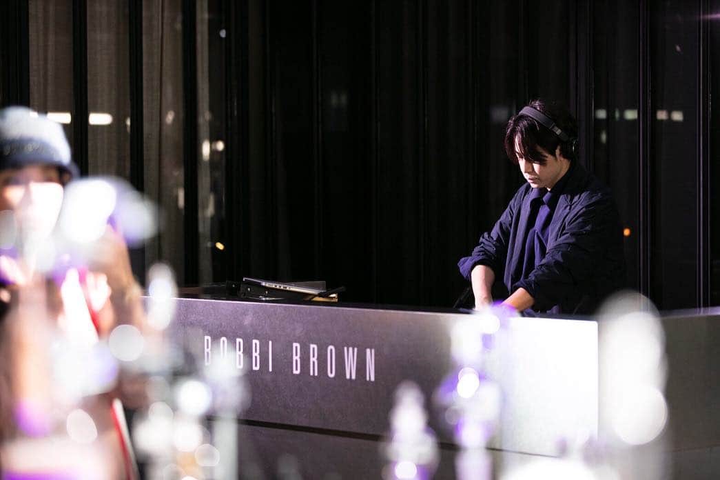 のインスタグラム：「BOBBI BROWN INTENSIVE SKIN SERUM FOUNDATION 4th ANNIVERSARY PARTY﻿ ﻿ とても素敵なVENUEの @plustokyo がさらにこの日はBOBBI仕様にメイクアップ💄💅✨﻿ ﻿ 同じくSUGARBITZのDJ MARTIN @iamdjmartin_ と、80’sをテーマにDJ 綺麗な女性が集まる華やかすぎるパーティーでした💯﻿ ﻿ @maqui はじめBOBBI BROWNやスタッフのみなさん、ありがとうございました！﻿ ﻿ ちなみに。﻿ この会場となった銀座一丁目のPLUSTOKYO では毎週金曜にDJ MARTIN がDJしてます！﻿ ﻿この日同様ナイスな選曲で終電前 & 後どちらも楽しめるのでぜひ金曜のPLUSTOKYO遊びに行ってみてね！﻿ ﻿ #djkomori #bitzcam #sugarbitz #bobbibrown #bobbibrownjapan #djlife #djbooth #pioneerdj #instagood #instadj」