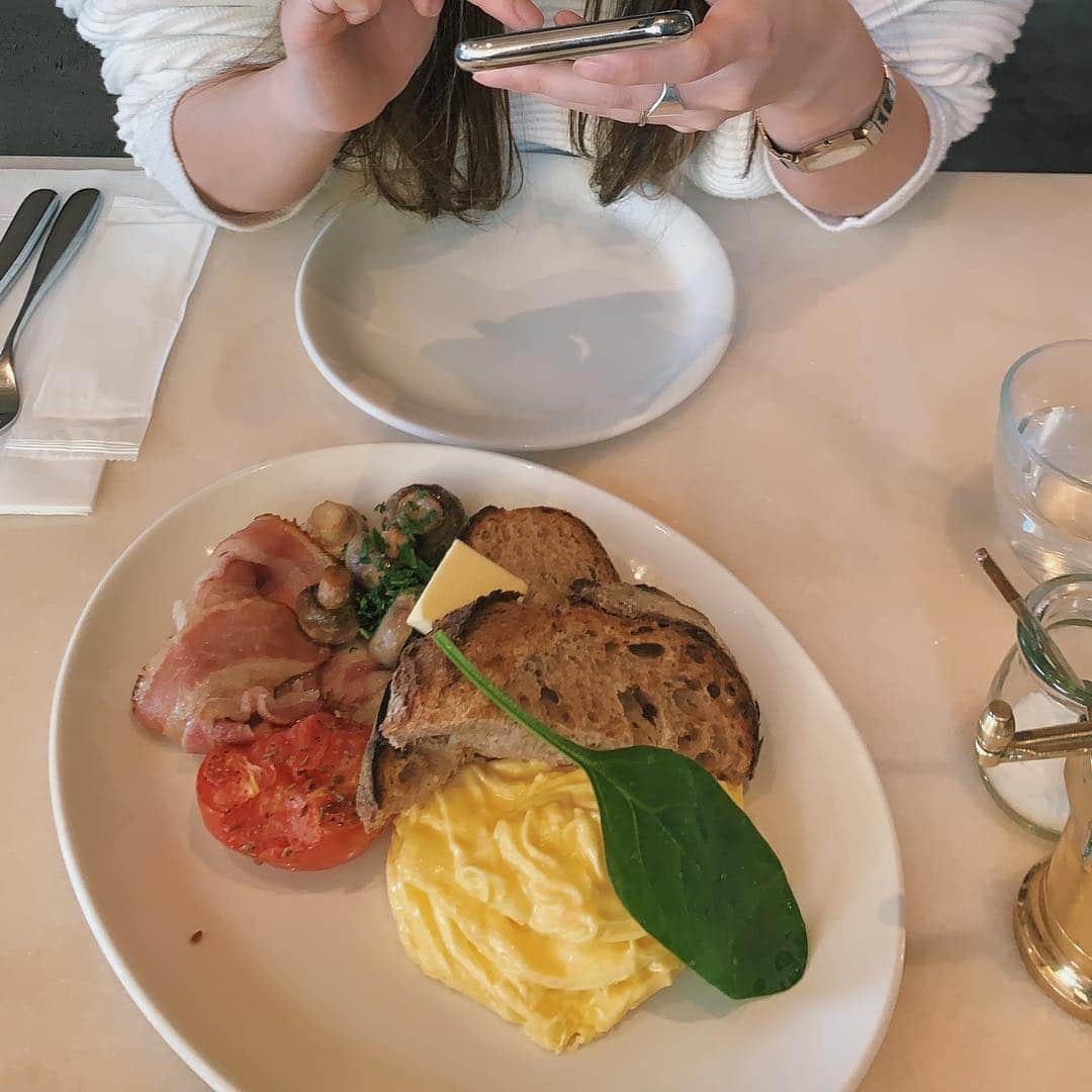 のインスタグラム：「. 二子玉でランチ🍽 画像の加工はだいたい VSCOのC1の+1〜+5 コントラスト-2です🤔 いい画像編集アプリ ないかな💭」