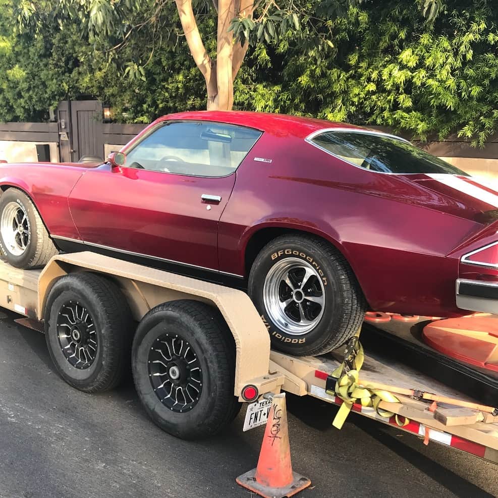 ストーン・コールド・スティーブ・オースチンのインスタグラム：「The Eagle has landed. Tomorrow the 74-Z comes off the trailer. For being 45 years old this car is very solid. Looking forward to ignition.  1974 Chevy Camaro Z-28.  #383stroker #chevy #z-28 #texastocalifornia @suprsonix and Sons Hot Shot Service」