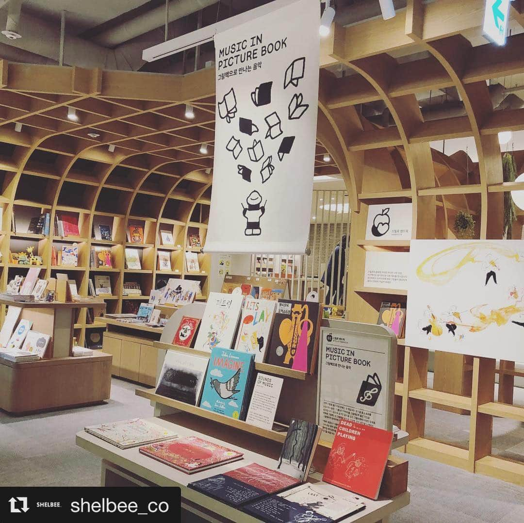 秋葉里枝さんのインスタグラム写真 - (秋葉里枝Instagram)「#Repost @shelbee_co with @get_repost ・・・ 【秋葉里枝】連載アップ❣️ 子供のための本屋さん「Stillo Book Club」で、まったり過ごす休日。  詳しくは https://shelbee.co/news/2019/03/20/akibarie25/  #StilloBookClub #秋葉里枝 #韓国生活  #韓国子育て #子連れソウル #韓国旅行 #韓国ママライフ」3月21日 15時44分 - rie_akiba